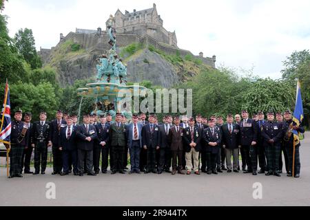 Edimburgo, Scozia, Regno Unito. 24 giugno 2023. Armed Forces Day celebrato da una parata guidata dalla banda del Royal Regiment of Scotland che parte da St Andrew Square e termina in Castle Street, con un saluto preso dal Lord Provost. Un raduno ebbe luogo a Princes Street Gardens West. Veterani di fronte alla fontana e al castello di Ross. Crediti: Craig Brown/Alamy Live News Foto Stock