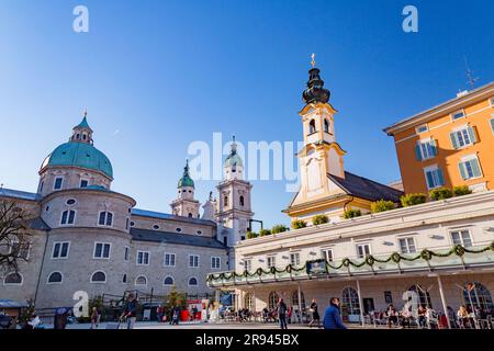 Salisburgo, Austria - 27 dicembre 2021: Residenzplatz è una grande piazza signorile nel centro storico di Salisburgo, Austria, che ospita la cattedrale e la cattedrale Foto Stock