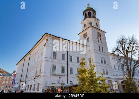 Salisburgo, Austria - 27 dicembre 2021: Residenzplatz è una grande piazza signorile nel centro storico di Salisburgo, Austria, che ospita la cattedrale e la cattedrale Foto Stock