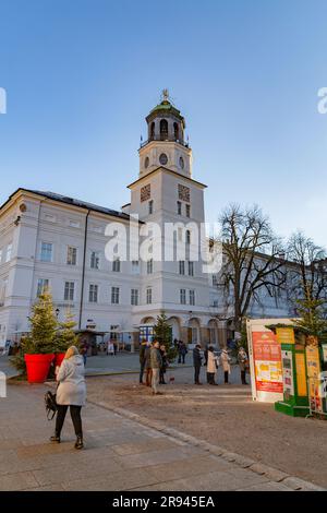 Salisburgo, Austria - 27 dicembre 2021: Residenzplatz è una grande piazza signorile nel centro storico di Salisburgo, Austria, che ospita la cattedrale e la cattedrale Foto Stock