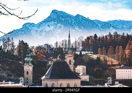 La chiesa francescana Franziskanerkirche è una delle più antiche chiese di Salisburgo, situata all'incrocio tra Franziskanergasse e Sigmund Haff Foto Stock