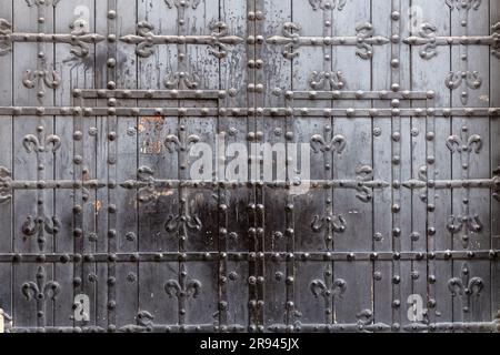 Dettaglio da un'antica porta della chiesa con decorazioni floreali arrugginite Foto Stock