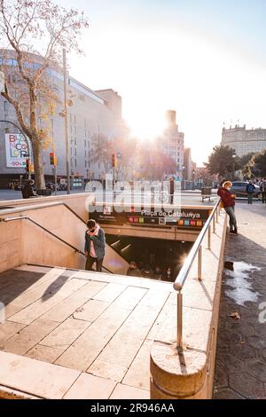 Barcellona, Spagna - 10 febbraio 2022: Edifici e persone in movimento in Piazza della Catalogna, la Placa de Catalunya a Barcellona, Spagna. Foto Stock