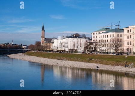 Salisburgo, Austria - 27 dicembre 2021: Edifici intorno al fiume Salzach vicino alla città vecchia, Altstadt Salisburgo, Austria. Foto Stock