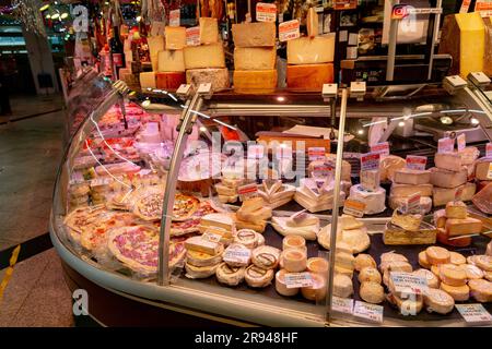 Barcellona, Spagna - 10 febbraio 2022: Prodotti freschi venduti all'interno del Mercat de Santa Caterina situato a la Ribera, Barcellona, Spagna. Foto Stock