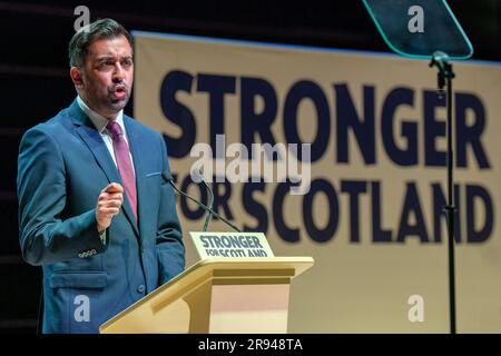 Il primo ministro Humza Yousaf interviene alla convenzione di indipendenza SNP a Caird Hall a Dundee. I membri del partito discuteranno di come la Scozia possa indire un referendum giuridicamente vincolante per l'indipendenza. Data foto: Sabato 24 giugno 2023. Foto Stock