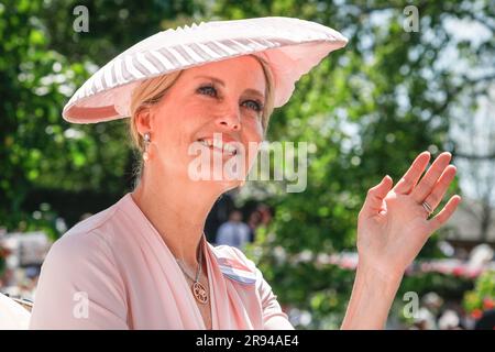 Ascot, Berkshire, Regno Unito. 23 giugno 2023. Sophie, la duchessa di Edimburgo. La processione reale con la famiglia reale e i loro ospiti in carrozza si fa strada attraverso l'anello di sfilata al Royal Ascot il quarto giorno dell'evento ippico. Crediti: Imageplotter/Alamy Live News Foto Stock