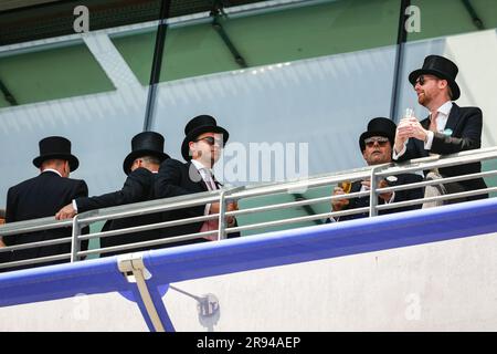 Ascot, Berkshire, Regno Unito. 23 giugno 2023. Gli automobilisti partecipano al quarto giorno della Royal Ascot. Le aree di osservazione presso l'ippodromo sono molto ben frequentate. Signori in cappello e vestito da mattina. Crediti: Imageplotter/Alamy Live News Foto Stock