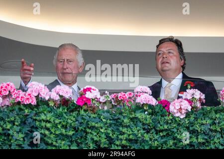 Ascot, Berkshire, Regno Unito. 23 giugno 2023. Re Carlo guarda dal recinto reale il quarto giorno del Royal Ascot. Crediti: Imageplotter/Alamy Live News Foto Stock