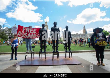 Londra, Inghilterra, Regno Unito. 24 giugno 2023. Le statue in bronzo degli informatori John Snowden, Julian Assange e Chelsea Manning sono visibili nella Parliament Square di Londra. Le statue dell'artista Davide Dormino si chiamano 'qualcosa da dire? Un monumento al coraggio. (Immagine di credito: © Tayfun salci/ZUMA Press Wire) SOLO USO EDITORIALE! Non per USO commerciale! Foto Stock