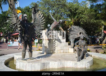 Scultura pubblica con personaggi Maya su Avenida Quinta Playa del Carmen Yucatan Messico Foto Stock