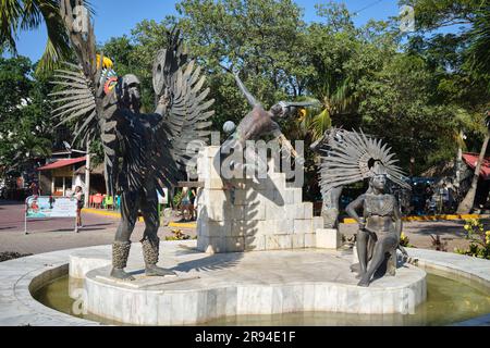 Scultura pubblica con personaggi Maya su Avenida Quinta Playa del Carmen Yucatan Messico Foto Stock