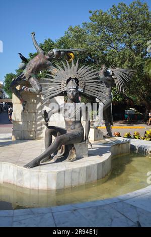 Scultura pubblica con personaggi Maya su Avenida Quinta Playa del Carmen Yucatan Messico Foto Stock