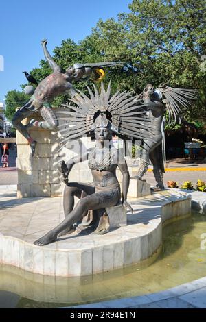 Scultura pubblica con personaggi Maya su Avenida Quinta Playa del Carmen Yucatan Messico Foto Stock