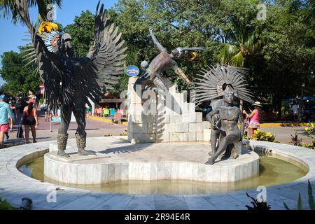 Scultura pubblica con personaggi Maya su Avenida Quinta Playa del Carmen Yucatan Messico Foto Stock