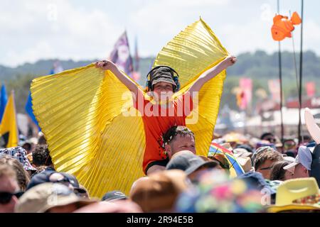 Un ragazzo indossa le ali al Glastonbury Festival a Worthy Farm nel Somerset. Data foto: Sabato 24 giugno 2023. Foto Stock