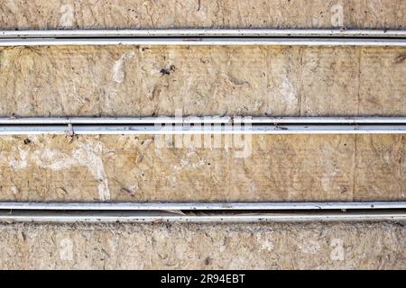 I pannelli isolati per facciate sono impilati l'uno sull'altro. Stoccaggio di materiali da costruzione. Foto Stock