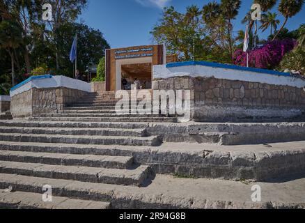 Fiume Nilo ad Assuan, Egitto, foto pomeridiane che mostrano feluche e barche nel fiume di fronte all'ingresso del Giardino Botanico di Assuan Foto Stock