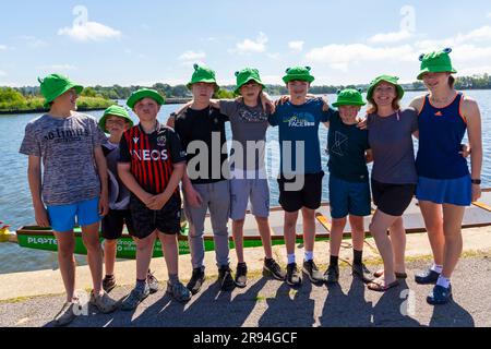 Poole, Dorset, Regno Unito. 24 giugno 2023. In una calda giornata di sole, la folla si ritrova a sostenere la gara di barche Poole Dragon Boat Race sul lago di Poole Park. Squadra di Neils Newts. Crediti: Carolyn Jenkins/Alamy Live News Foto Stock