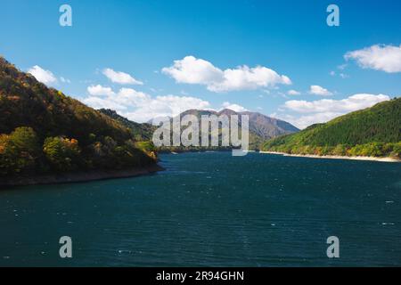 Autunno al lago Kuzuryu Foto Stock