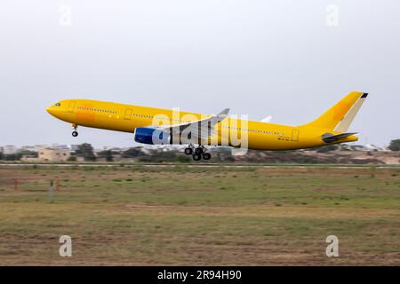 Correos Cargo (Orbest) Airbus A330-343 (Reg.: CS-TRH) in arrivo per una nuova verniciatura. I loghi Correos sono stati dipinti con vernice giallo più scuro come trasparente Foto Stock