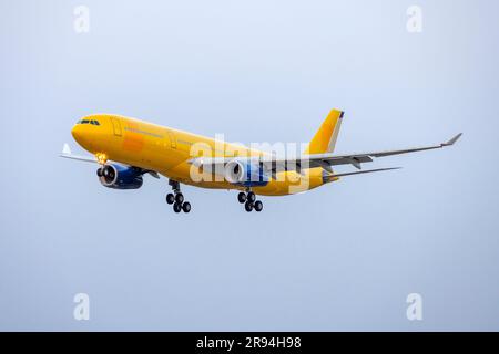 Correos Cargo (Orbest) Airbus A330-343 (Reg.: CS-TRH) in arrivo per una nuova verniciatura. I loghi Correos sono stati dipinti con vernice giallo più scuro come trasparente Foto Stock