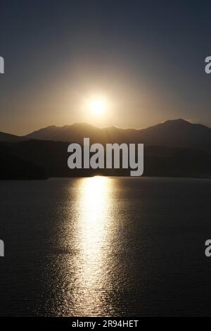 Alba a Mt. Daisetsuzan e la diga di Chubetsu Foto Stock