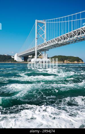 Ponte di Onaruto e vasche idromassaggio dello stretto di Naruto Foto Stock