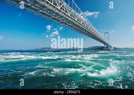 Ponte di Onaruto e vasche idromassaggio dello stretto di Naruto Foto Stock