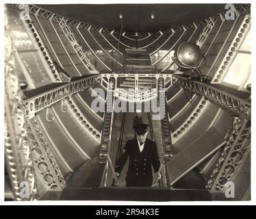 Fotografia della vettura con controllo posteriore di un dirigibile. Didascalia originale: Inserimento della parte posteriore dell'auto di controllo dal campo. Disastri dirigibili. Foto Stock