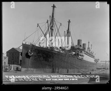 Hamburg American Steamship Cleveland in Dry Dock numero 4. Vetri negativi della costruzione e riparazione di edifici, strutture e navi presso il New York Navy Yard. Foto Stock