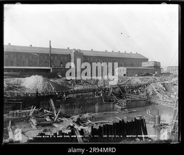 Dry Dock numero 4, foto di avanzamento mensile. Vetri negativi della costruzione e riparazione di edifici, strutture e navi presso il New York Navy Yard. Foto Stock