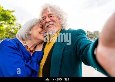 Coppia anziana di anziani che si ritrovano all'aperto - sposati anziani e donne innamorati che trascorrono del tempo insieme - nonni che si divertono a passeggiare nel Foto Stock