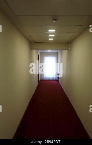 Vista dell'interno del corridoio dell'hotel con moquette Foto Stock