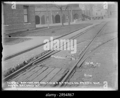 Ferrovia su Perry Avenue, vicino a Second Street. Vetri negativi della costruzione e riparazione di edifici, strutture e navi presso il New York Navy Yard. Foto Stock