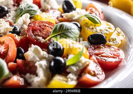 L'insalata caprese, cucina mediterranea, è servita in un piatto bianco. Foto Stock
