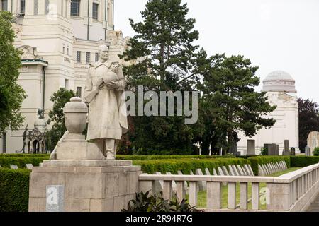 Cimitero centrale di Vienna, monumenti ai soldati sovietici della seconda guerra mondiale. Foto Stock