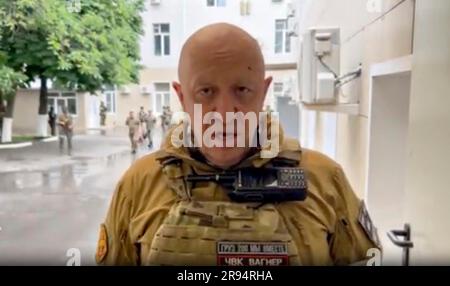 Rostov-sul-Don, Ucraina. 24 giugno 2023. Una cattura dello schermo di Evgenij Prigozhin russo, proprietario del Wagner Group di mercenari che trasmette dall'interno del quartier generale del Distretto militare meridionale russo circondato dai suoi fedeli combattenti, 24 giugno 2023 a Rostov-sul-Don, in Russia. Prigozhin lanciò una ribellione contro Mosca accusando il governo di mentire alla nazione e corruzione. Credito: Pool Photo/Wagner Group/Alamy Live News Foto Stock