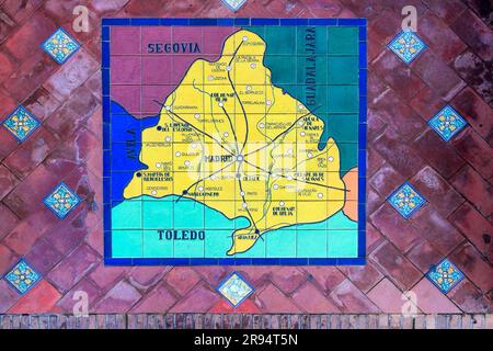 Siviglia, Spagna - 20 gennaio 2023: Mappa decorativa di piastrelle che mostra Toledo, Madrid, Segovia e Guadalajara. Il famoso luogo e punto di riferimento è conosciuto nella Spa Foto Stock