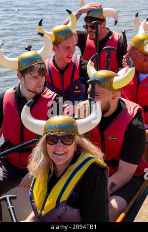 Poole, Dorset, Regno Unito. 24 giugno 2023. In una calda giornata di sole, le folle si ritrovano a sostenere la Poole Dragon Boat Race, la Poole Dragon Boat Racing, sul lago nautico di Poole Park. Crediti: Carolyn Jenkins/Alamy Live News Foto Stock