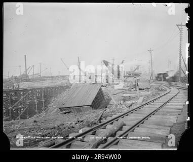 Dry Dock numero 4, foto di avanzamento mensile. Vetri negativi della costruzione e riparazione di edifici, strutture e navi presso il New York Navy Yard. Foto Stock