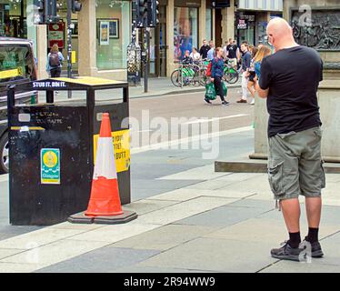 Glasgow, Scozia, Regno Unito 24 giugno 2023. Preoccupazioni per lo stint di Banksy con un nuovo cono svelato con lo slogan questo iconico cono della statua truccato che ha ispirato lo spettacolo di Banksy ha sostituito il gruppo Climate questo è truccato ha rimosso il cono della statua fuori dal Goma giorni dopo che l'artista ha aperto la sua mostra. Credit Gerard Ferry/Alamy Live News Foto Stock