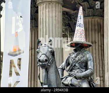 Glasgow, Scozia, Regno Unito 24 giugno 2023. Preoccupazioni per lo stint di Banksy con un nuovo cono svelato con lo slogan questo iconico cono della statua truccato che ha ispirato lo spettacolo di Banksy ha sostituito il gruppo Climate questo è truccato ha rimosso il cono della statua fuori dal Goma giorni dopo che l'artista ha aperto la sua mostra. Credit Gerard Ferry/Alamy Live News Foto Stock