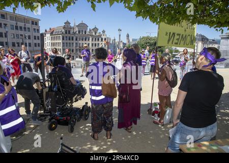 Bruxelles, Belgio. 24 giugno 2023. L'illustrazione mostra un'azione delle donne per le strade vestite di viola, che chiedono pari diritti alle donne sabato 24 giugno 2023. BELGA PHOTO NICOLAS MAETERLINCK Credit: Belga News Agency/Alamy Live News Foto Stock