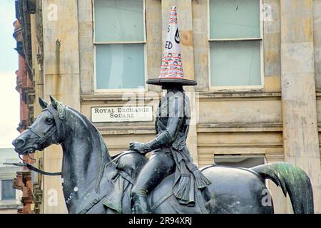 Glasgow, Scozia, Regno Unito 24 giugno 2023. Preoccupazioni per lo stint di Banksy con un nuovo cono svelato con lo slogan questo iconico cono della statua truccato che ha ispirato lo spettacolo di Banksy ha sostituito il gruppo Climate questo è truccato ha rimosso il cono della statua fuori dal Goma giorni dopo che l'artista ha aperto la sua mostra. Credit Gerard Ferry/Alamy Live News Foto Stock