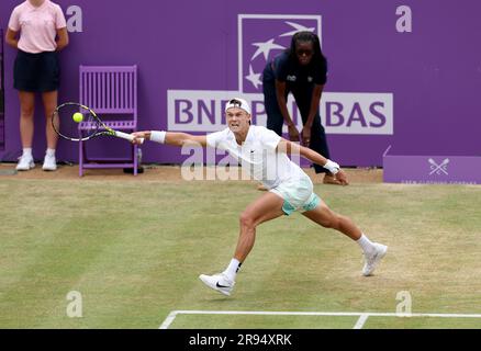 La Danimarca Holger Rune in azione durante la semifinale maschile contro l'australiano Alex de Minaur il sesto giorno dei Campionati Cinch 2023 al Queen's Club di Londra. Data foto: Sabato 24 giugno 2023. Foto Stock