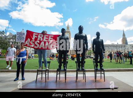 Londra, Inghilterra, Regno Unito. 24 giugno 2023. Statue in bronzo degli informatori Edward Snowden, Julian Assange e Chelsea Manning sono visibili nella Parliament Square di Londra. Le statue dell'artista Davide Dormino si chiamano 'qualcosa da dire? Un monumento al coraggio. (Immagine di credito: © Tayfun salci/ZUMA Press Wire) SOLO USO EDITORIALE! Non per USO commerciale! Foto Stock