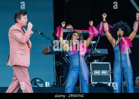 Glastonbury, Regno Unito. 24 giugno 2023. Rick Astley (con i coristi) suona il Pyramid Stage - sabato al Glastonbury Festival 2023, Worthy Farm, Glastonbury. Crediti: Guy Bell/Alamy Live News Foto Stock