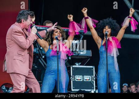 Glastonbury, Regno Unito. 24 giugno 2023. Rick Astley (con i coristi) suona il Pyramid Stage - sabato al Glastonbury Festival 2023, Worthy Farm, Glastonbury. Crediti: Guy Bell/Alamy Live News Foto Stock