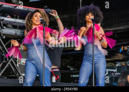 Glastonbury, Regno Unito. 24 giugno 2023. Rick Astley (con i coristi) suona il Pyramid Stage - sabato al Glastonbury Festival 2023, Worthy Farm, Glastonbury. Crediti: Guy Bell/Alamy Live News Foto Stock